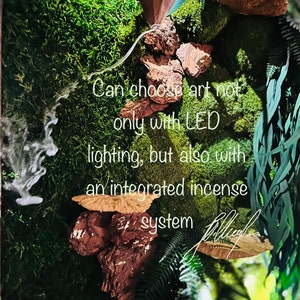 Puede incluir: Una obra de arte mural de musgo verde con el texto "Can choose art not only with LED lighting, but also with an integrated incense system." El arte incluye acentos de madera y helechos.