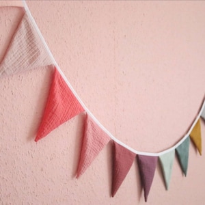 Rainbow pennant chain made of muslin, to put together yourself