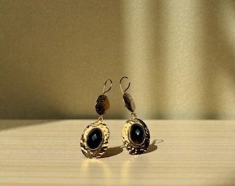 Boucles d'oreilles en laiton plaqué or avec onyx noir, motif martelé