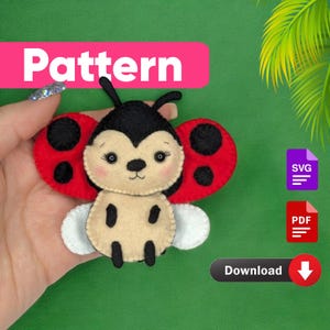 Puede incluir: Un patrón de mariquita de fieltro para coser. El patrón incluye una cabeza negra, alas rojas con puntos negros y alas blancas. El patrón está disponible para descargar en formatos SVG y PDF.