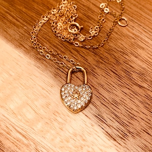 Delicato lucchetto a forma di cuore, lucchetto micro pavé, lucchetto a forma di cuore riempito d'oro 14k