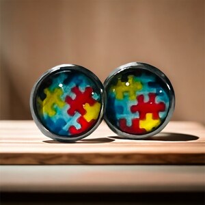 Pendientes de botón con diseño de rompecabezas para la concientización sobre el autismo, de vidrio hipoalergénico (10 mm)