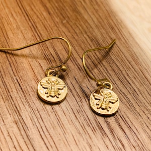 Winzige goldene Bienenohrringe in Gold filled, Bienenohrringe, Bienenkönigin, Honig, Bienenohrringe, Hummel, Hummelohrringe
