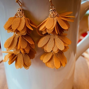 Bloemenoorbellen met kwastje, vergulde haken, gelaagde oorbellen