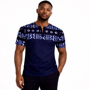 Peut inclure: Une tasse en céramique blanche avec une anse noire et le texte "But First, Coffee" dans un style manuscrit. La tasse est posée sur une surface blanche. La tasse mesure 10 cm de haut.