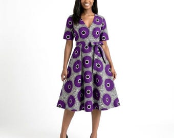 Vestido midi roxo feito à mão com estampa africana, modelo evasê, estilo Ankara, para convidadas de casamento.