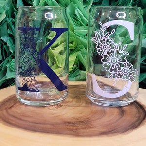 Monogramm Eiskaffee glas/ Florale Initial Bierdose Glas/ Perfekt für Hochzeitsgeschenk/Brautjungfer Geschenk/Eiskaffee Glas/Bierdose mit Deckel