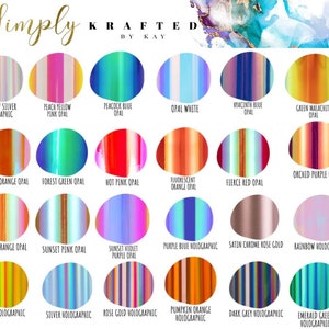 Op de afbeelding: Een kaart met 18 verschillende holografische en opaalkleuren, elke kleur wordt weergegeven in een cirkel met een naam en beschrijving eronder. De kleuren omvatten regenboogzilver, perzikgeel, pauwblauw, opaalwit, hyacintblauw, groene malachiet, beige oranje, bosgroen, heet roze, fluorescerend oranje, fel rood, orchidee paars, koraal oranje, zonsondergang roze, zonsondergang violet, paars blauw, satijn chroom roos goud, regenboog, goud, zilver, roos goud, pompoen oranje, donkergrijs en smaragdgroen.