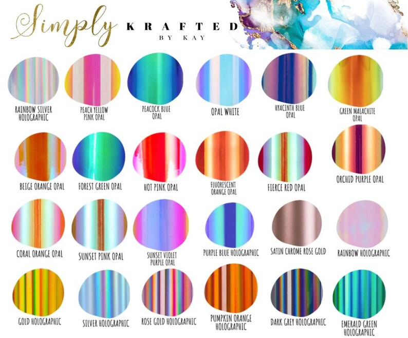 Op de afbeelding: Een kaart met 18 verschillende holografische en opaalkleuren, elke kleur wordt weergegeven in een cirkel met een naam en beschrijving eronder. De kleuren omvatten regenboogzilver, perzikgeel, pauwblauw, opaalwit, hyacintblauw, groene malachiet, beige oranje, bosgroen, heet roze, fluorescerend oranje, fel rood, orchidee paars, koraal oranje, zonsondergang roze, zonsondergang violet, paars blauw, satijn chroom roos goud, regenboog, goud, zilver, roos goud, pompoen oranje, donkergrijs en smaragdgroen.