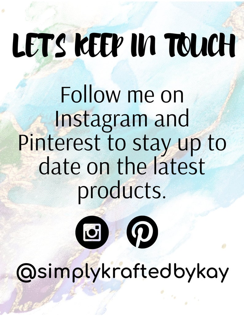 Op de afbeelding: Tekstafbeelding met de woorden "LET'S KEEP IN TOUCH" in zwart op een blauwe en gouden achtergrond. De tekst "Volg me op Instagram en Pinterest om op de hoogte te blijven van de nieuwste producten." staat onder de eerste regel tekst. De Instagram- en Pinterest-logo's staan onder de tekst. De tekst "@simplykraftedbykay" staat onderaan de afbeelding.