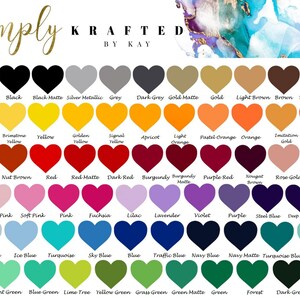 Op de afbeelding: Een kleurenkaart met 60 hartvormige kleurstalen met hun namen eronder vermeld. De kleuren omvatten wit, zwart, zilver, grijs, goud, bruin, beige, geel, oranje, rood, roze, paars, blauw, groen en turquoise.