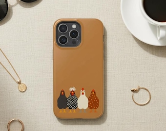 Op de afbeelding: Bruine telefoonhoes met een illustratie van vijf kippen. De afbeelding is omgeven door accessoires, waaronder een zonnebril, een gouden ketting, ringen en een kopje koffie.
