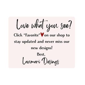 Tarjeta con texto en inglés invitando a marcar como favorita la tienda de Laumari Designs.