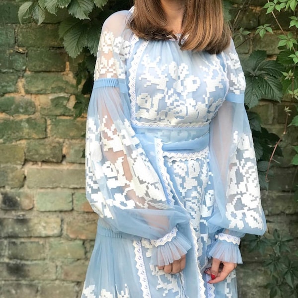 Lichtblauwe lange luxe Tule etnische jurk - geborduurde Boho Oekraïense jurk Vyshyvanka - bruiloft bloemenjurk - bloemkaftan Abaya