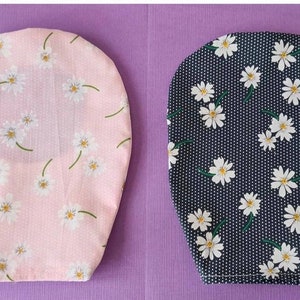 Imprimé marguerite rose ou bleu marine, fond ouvert gris ou blanc - Housse en coton pour sac de stomie pour stomie iléostomie colostomie