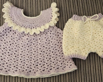 Conjunto de vestido e fraldas lilás para bebê em crochê à mão (3 a 6 meses)