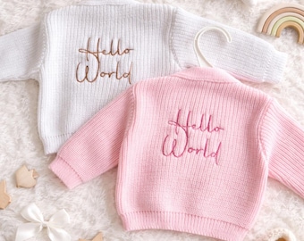 Casaquinho de tricô para bebê: Ano bordado à mão, presente para recém-nascido, personalizado.