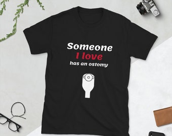Alguém que eu amo tem um logotipo de ostomia Camiseta unissex de manga curta