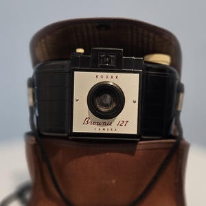 1950s Kodak Brownie 127 Camera with Dakon Lens, Bakerlite, Excellent Condition Prop Display