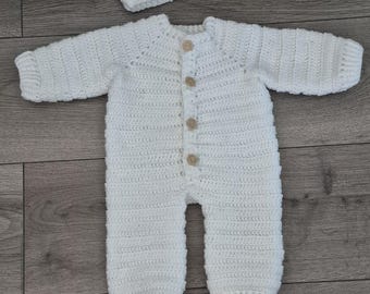Lindo conjuntinho de crochê feito à mão com 3 peças, composto por botinhas, gorro e body/macacão tamanho 0-3 meses.
