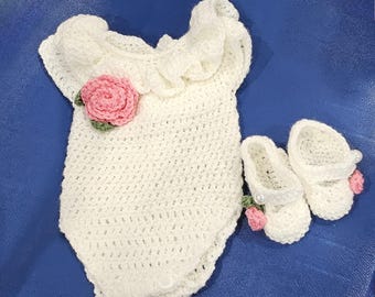 Conjunto de body de bebê feito à mão em crochê, com detalhe de rosa, 0-3 meses.