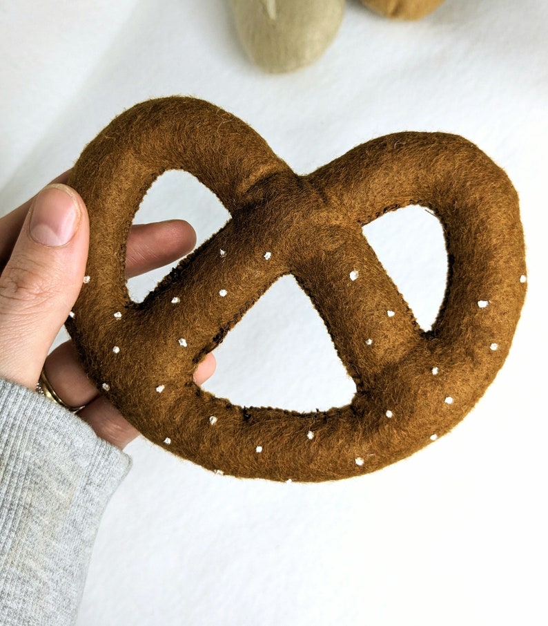 Brötchen Set mit Brezel, Baguette und Laugenstange aus Filz für Kinderküche oder Kaufladen, Felt Food, Geschenk, Spielen, Essen, Spielessen Bild 6