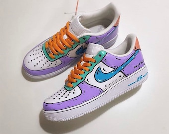 カスタム Nike Air Force I。手描き。オーダーメイドの漫画デザイン。全サイズ。英国ロンドンのスタジオでカスタマイズ。
