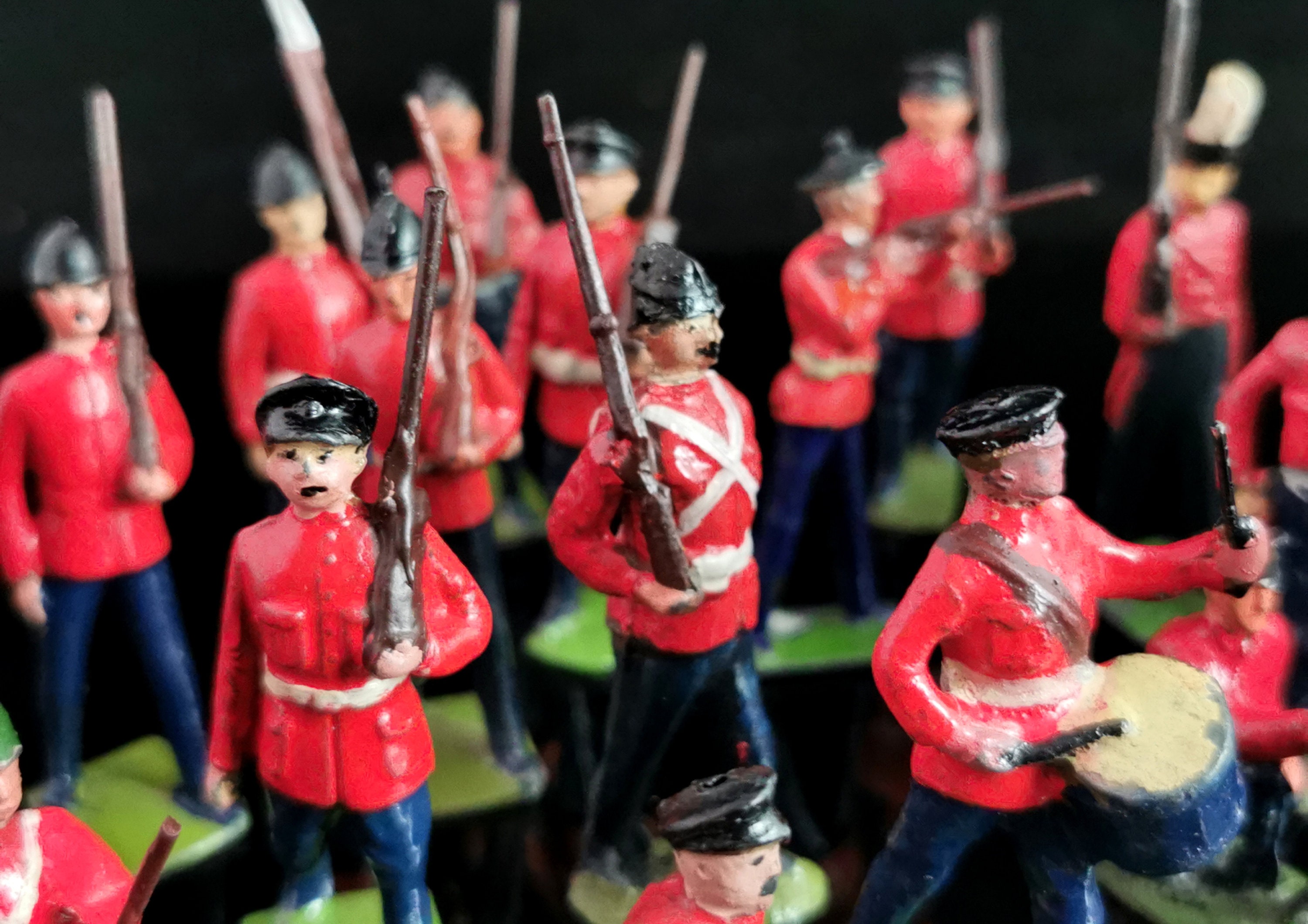 Vintage lead soldiers, Britain's, Johillco, Red Coats