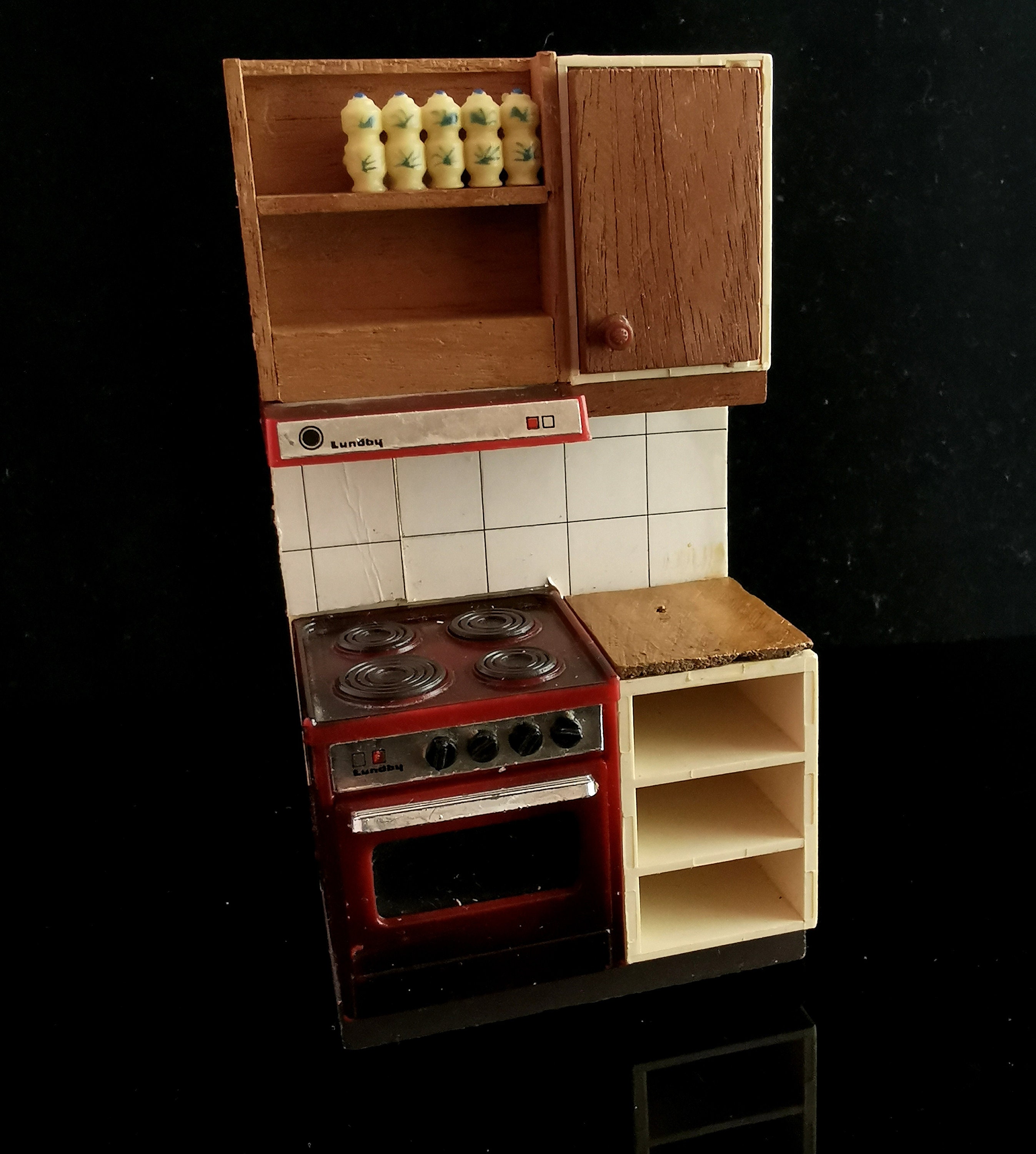 Vintage dolls House kitchen unit and cooker, Lundby