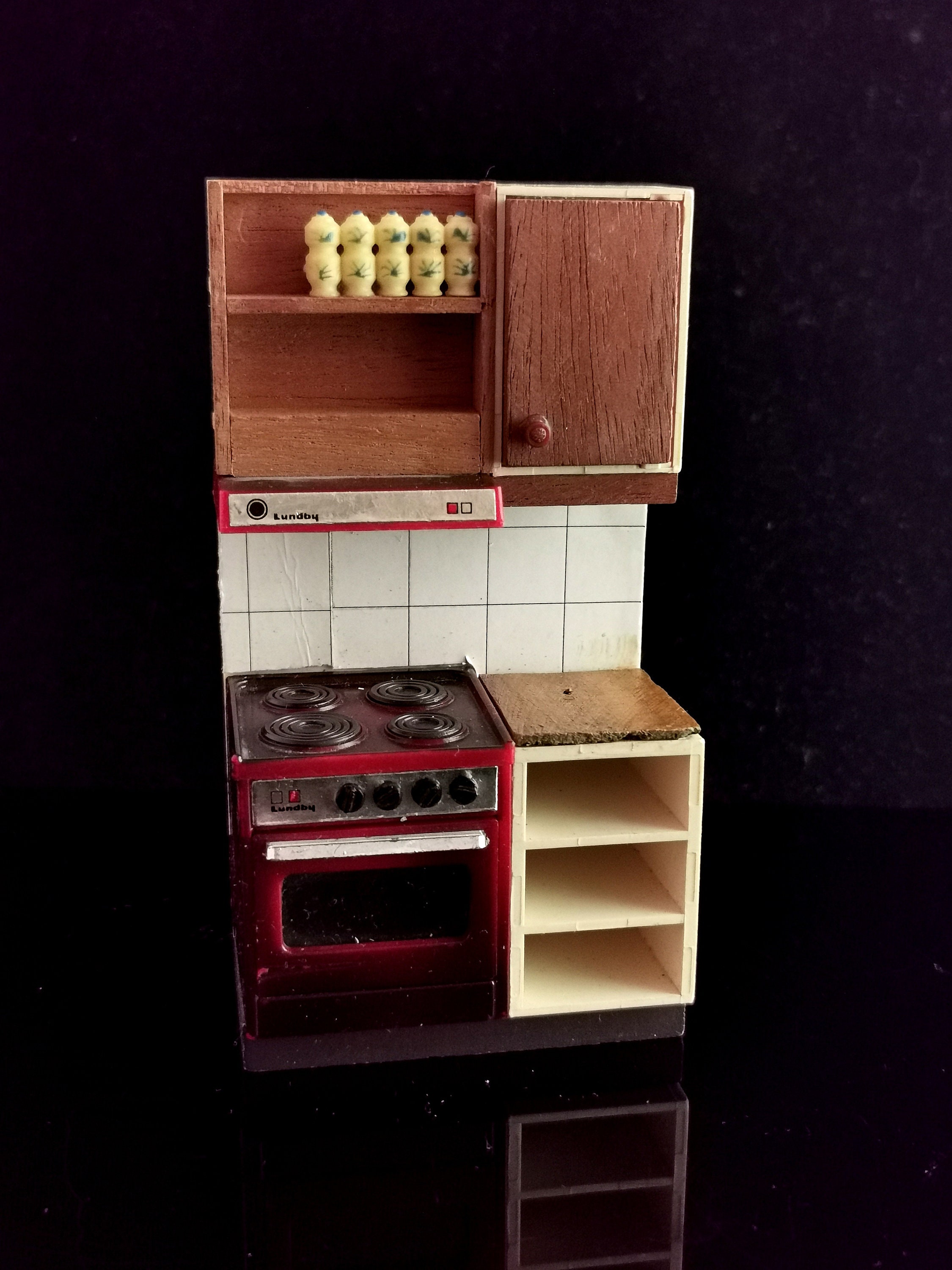 Vintage dolls House kitchen unit and cooker, Lundby
