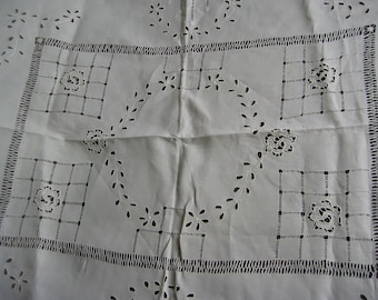 Rare Art Nouveau linen Mid-ceiling napkin 77 x 66 cm France around 1900 Rauten-Relief monogram MV IN rare Version