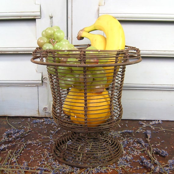 ヴィンテージアンティークのフランスの金属製バスケット、卵用