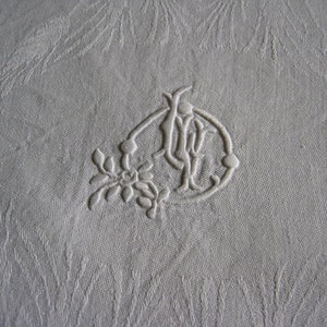 Rare Art Nouveau linen Mid-ceiling napkin 77 x 66 cm France around 1900 Rauten-Relief monogram MV IN rare Version