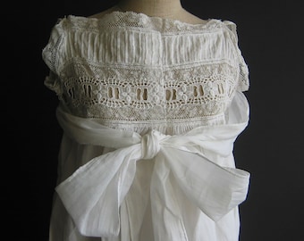 vintage cousu à la main antique Français robe de baptême de bébé robe portefeuille en lin/coton avec dentelle de tulle et garniture unisexe neutre en matière de genre