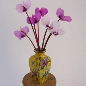 Vintage antik, nätt fransk handmålad blommig miniatyrvas i jugendstil från Limoges, signerad M R med violer, för butiksinnehavaren