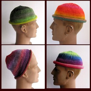 Könnte beinhalten: Vier verschiedene gestrickte Mützen in verschiedenen Farbkombinationen. Die Mützen sind alle kuppelförmig mit einem umgeschlagenen Rand.