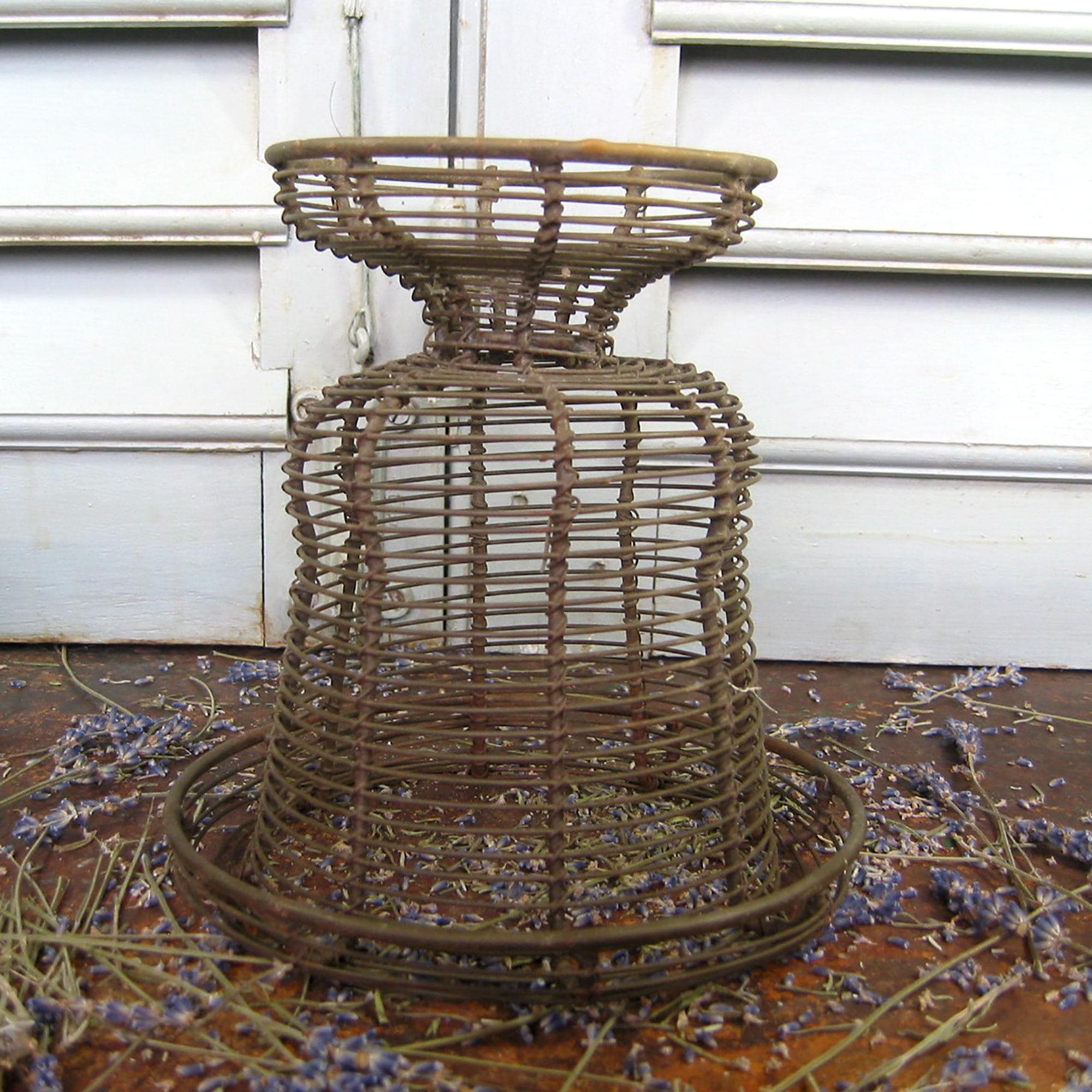 ヴィンテージアンティークのフランスの金属製バスケット、卵用