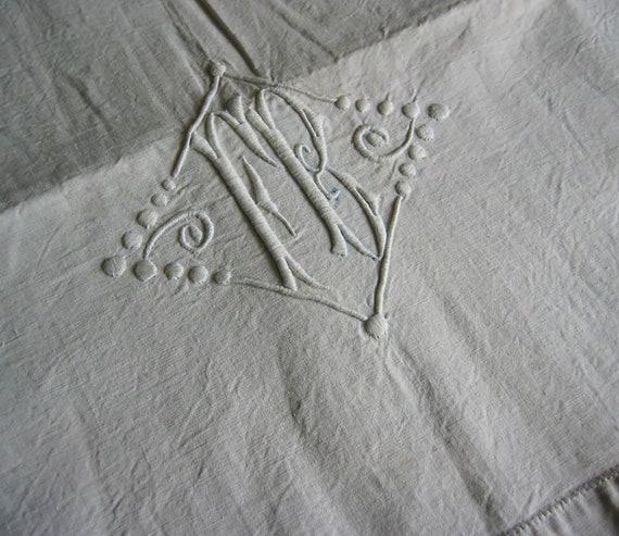 Rare Art Nouveau linen Mid-ceiling napkin 77 x 66 cm France around 1900 Rauten-Relief monogram MV IN rare Version
