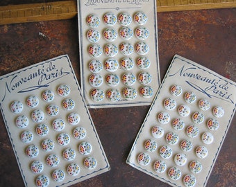 Vintage~24 botones de cristal Art Nouveau antiguos pintados a mano en tarjeta original~Nouveauté de Paris~Francia alrededor de 1920~motivo floral: flores + hojas