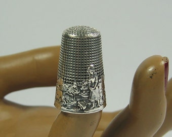 Vintage antiker Fingerhut aus Silber mit Punze Frankreich um 1900 Verzierung: ein Mädchen,die einen Krug fallen läßt Der zerbrochene Krug?