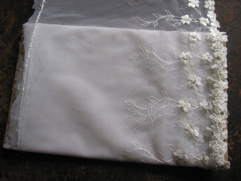 costume artist christening robe and the wedding dress 5.20 m wide Delicate tulle lace-borde Couturier France probably around 1930 Schneider crafts