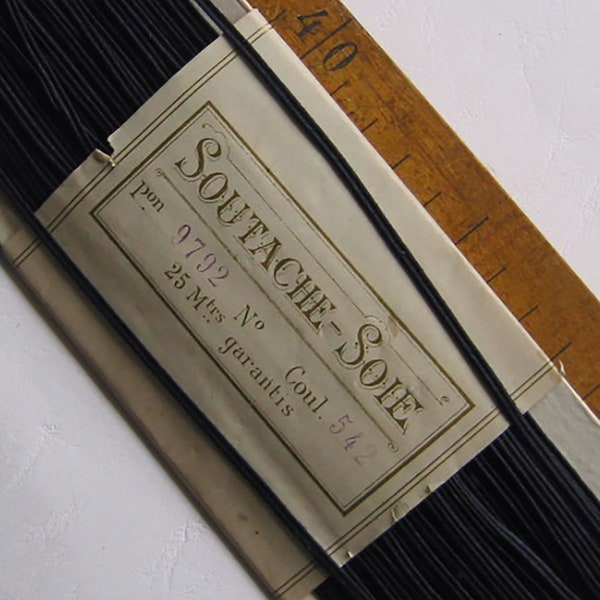 vintage 25 m antique Français ruban de bordure en dentelle à garniture étroite en soie SOUTACHE SOIE PON 9792 No 1 Coul 542 dans son emballage d'origine bleu