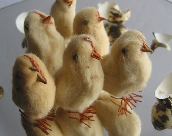 Vintage 4 antique small miniature chicks made of cotton wool with papier-maché beak and wire legs for dollhouse or the farm not only Easter