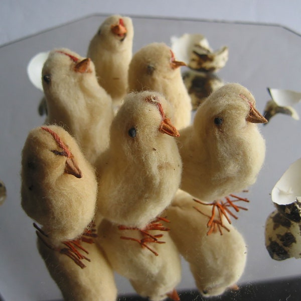 Vintage 4 antique small miniature chicks made of cotton wool with papier-maché beak and wire legs for dollhouse or the farm not only Easter