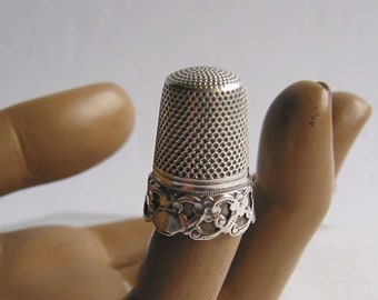 Vintage antiker französischer Fingerhut aus Silber mit Wildschwein Punze mit freiem Monogrammfeld Blattdekor Nähzubehör Frankreich um 1900