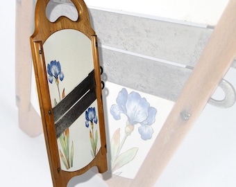 Cortador de verduras antiguo, cortador de pepinos, cortador de patatas, mandolina, hecho de cerámica con madera de haya, decoración de iris, Alemania circa 1900-1910