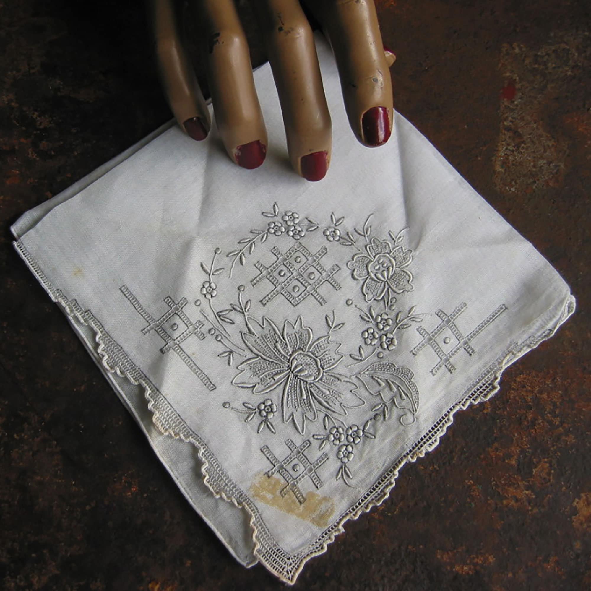 刺繍入りのハンカチ 白刺繍 スカラップ フランス製アンティーク 刺繍入りのハンカチ 白刺繍 スカラップ フランス製アンティーク