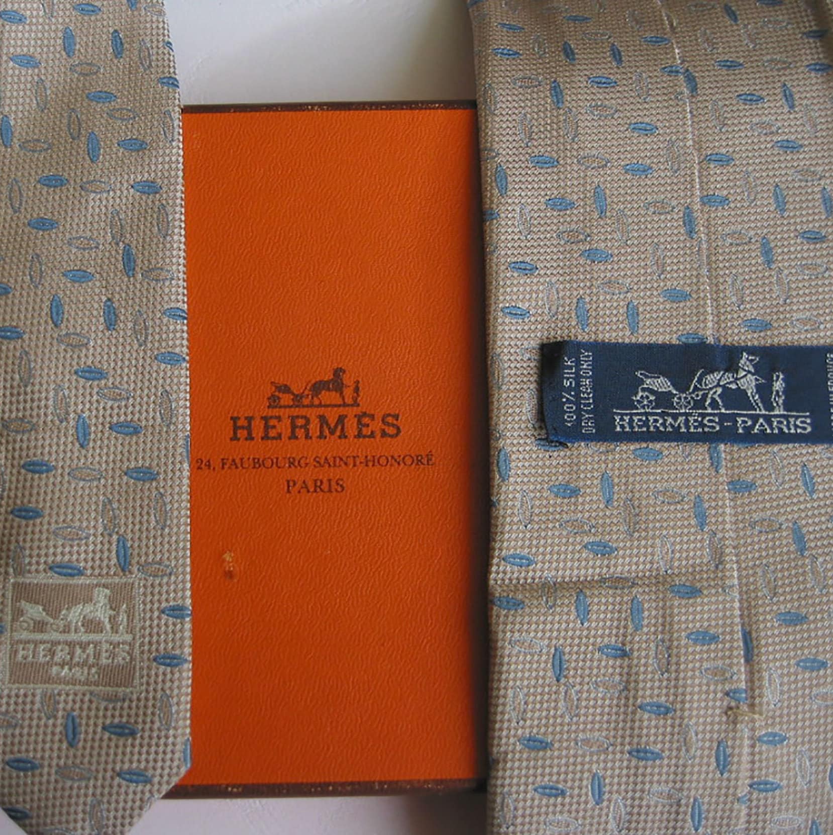 Cornette de Saint Cyr : HERMES Paris Made In France. Carré