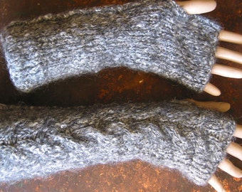 Handstickade armvärmare, fingerlösa vantar, handledsvärmare i kabelmönster, 33 % mohair, superkid-bomull, merinoull