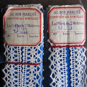 Vintage antike französische Klöppel Spitze Borte mit Zackenkante Original Etikett "Au Bon Marché" Couturier Schneiderhandwerk Kostümbildner